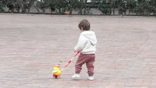 Una niña jugando en la calle. Europa Press. Archivo