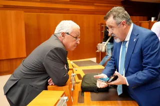 Gonzalo Santonja y Martín Benito en el Pleno de las Cortes. Leticia Pérez. ICAL
