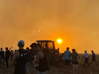 Vecinos de Pozuelo en el incendio. Foto Nitzy de la Mano (1)