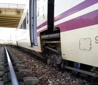 El descarrilamiento de un Alvia Madrid-Gijón obliga a trasladar a cuarenta viajeros