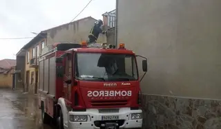 Los bomberos rescatan a un octogenario indispuesto atrapado en su casa en San Pedro de Ceque