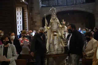 VÍDEO | El sencillo y emotivo acto con el que La Hiniesta ha recibido a la virgen de la Concha
