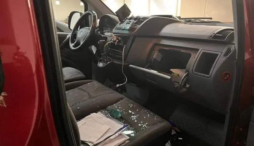 Destrozos causados en uno de los vehículos víctima del robo