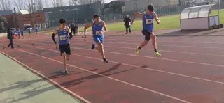 Corredores del Club Benavente Atletismo en los 60 metros lisos