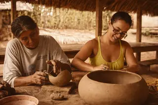 Miriam Avecilla trabajando el barro