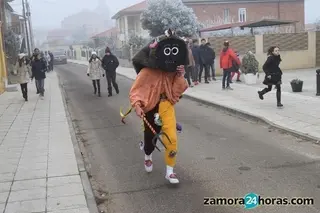 El Zangarrón atraviesa Montamarta entre la niebla y la cencellada