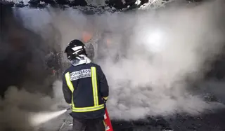 Un bombero intenta apagar el fuego