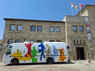 Imagen del Bibliobús de Zamora junto a la Biblioteca Pública