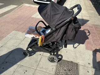 Imagen de un carrito de bebé en una calle de la capital 