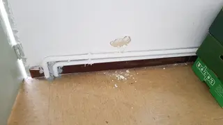 Descolchón en una pared mal pintada