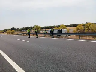 Dos heridos trasladados al hospital tras volcar con su coche en la autovía en Zamora