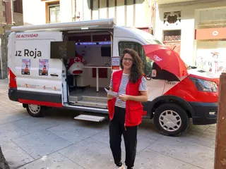 Oficina móvil de Cruz Roja para captar voluntarios Foto: Alejandro Sardón 