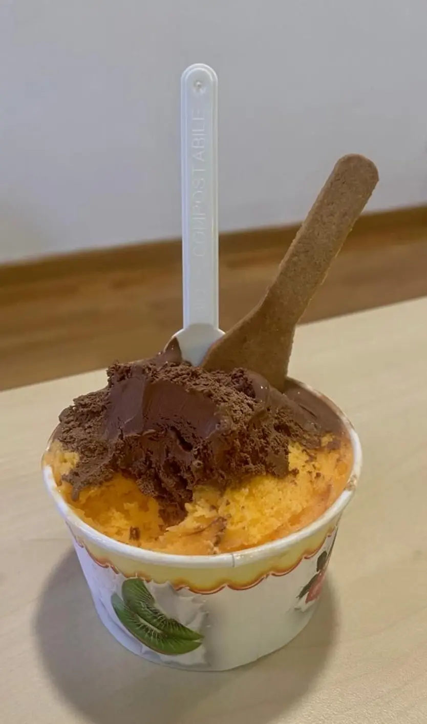 Imagen de ambas cucharillas en un helado de La Valenciana