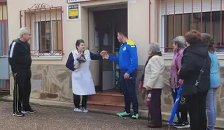 Elena Delgado entrega las llaves a su hijo Antonio quien llevará ahora la tienda en solitario