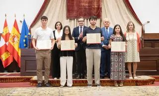 Zhishan He Wu, segunda por la izquierda, la zamorana con mejor nota de la PAU en Castilla y León