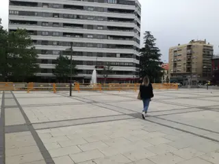 La Policía Local de Zamora valla la fuente de La Marina por la celebración liguera de atléticos o madridistas