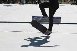 Un joven practicando skate