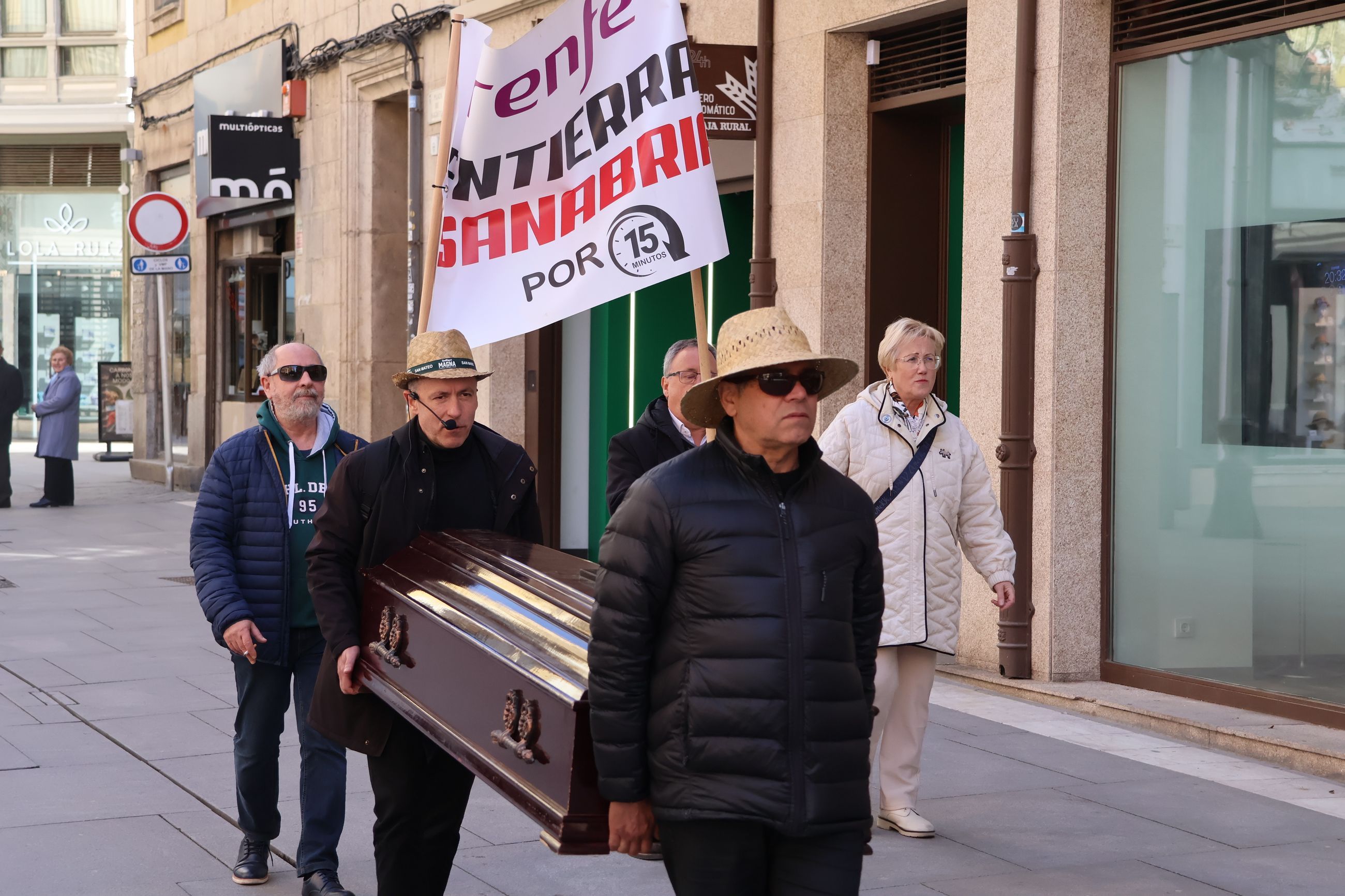 La simbólica reivindicación 'Renfe entierra Sanabria' llega al centro de Zamora | Alejandro Sardón