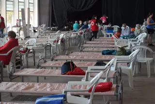 El agotamiento y cansancio de las personas desalojadas en Ifeza a la espera de poder volver a sus casas