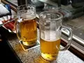 Imagen de dos jarras de cerveza