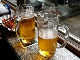 Imagen de dos jarras de cerveza