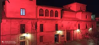 Fachada de la Dipùtación iluminada de rojo con motivo del Día Mundial de la lucha contra el SIDA