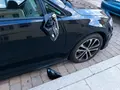 Retrovisor roto junto al coche dañado