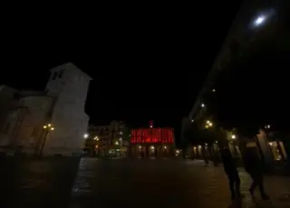 Fachada del Ayuntamiento iluminada de rojo
