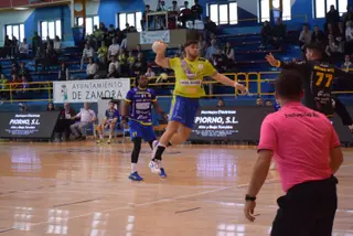 Diogo Freitas en el Balonmano Zamora - Caserío de Ciudad Real.