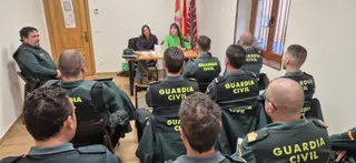 Reunión entre agentes de la Guardia Civil y representantes de la AECC en Sanabria