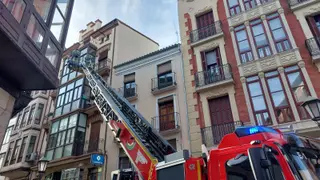 Los bomberos trabajando en el lugar de los hechos | Carlos G. Rodríguez
