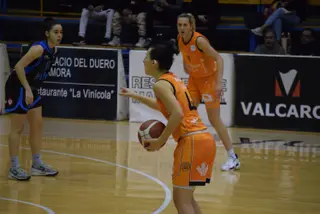 Sara Castro marcando jugada en una acción del CD Zamarat - Picken Claret.