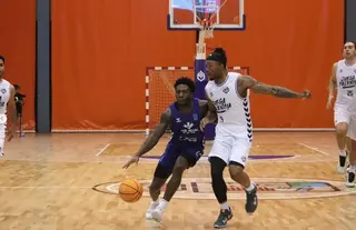 Jordan Walker se dirige al aro. CB Zamora.