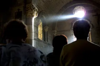 Claudio F. de la Cal / ICAL . La luz equinoccial incide sobre el capitel en la iglesia de la localidad zamorana de Santa Marta de Tera, dando comienzo al equinoccio de otoño