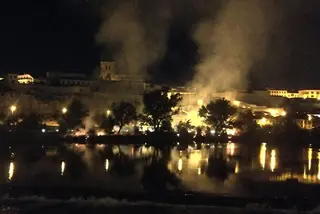 Un llamativo incendio nocturno a las orillas del Duero obliga a intervenir a los bomberos