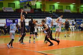 El CB Zamora cae ante el colíder tras un intenso final