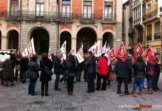Medio centenar de personas se concentran en la capital zamorana contra la Ley Montoro