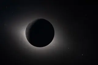 La Luna eclipsa totalmente el Sol en una imagen captada por la nave espacial Orion durante la misión Artemis II, a 6 de abril de 2026. EP