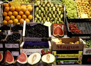 Naranjas, peras, limones, uvas, sandías, melones, fresas y cerezas en un mercado. Eduardo Parra Europa Press Archivo