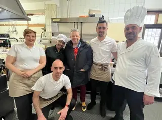 Alberto Chicote en su visita a Zamora junto al equipo del restaurante Hotel Vega