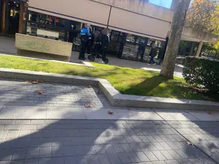 La Policía Municipal sanciona a un usuario de un patinete. Archivo