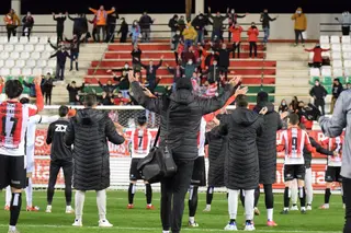 Los jugadores agradecen el apoyo de la grada