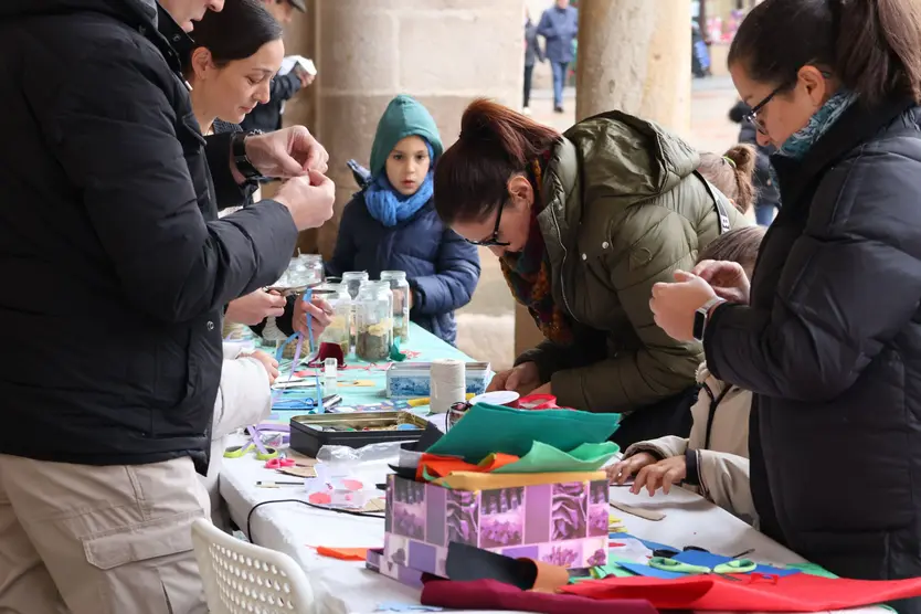 Taller de sacos aromáticos en los soportales de la Policía Local
