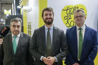 Juan García Gallardo y Gerardo Dueñas en la visita de la Feria Alimentaria donde se presenta el nuevo Plan Estratégico de la marca Tierra de Sabor.