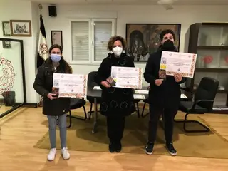 Entrega de diplomas a los colegios colaboradores con la Tercera Caída
