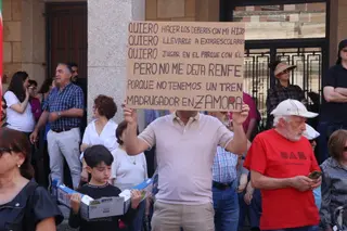 Concentración por la pérdida de servicios ferroviarios en Zamora