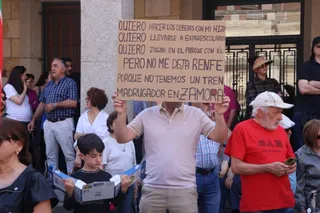 Concentración por la pérdida de servicios ferroviarios en Zamora