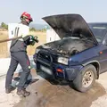 Bomberos sofocando el incendio del vehículo