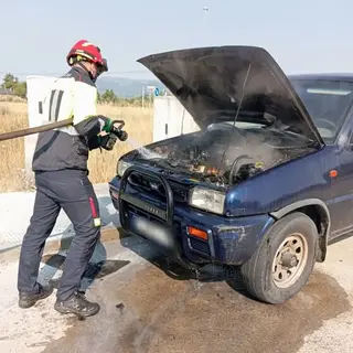 Bomberos sofocando el incendio del vehículo
