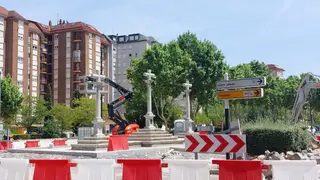 Las Tres Cruces ya presiden su nueva rotonda